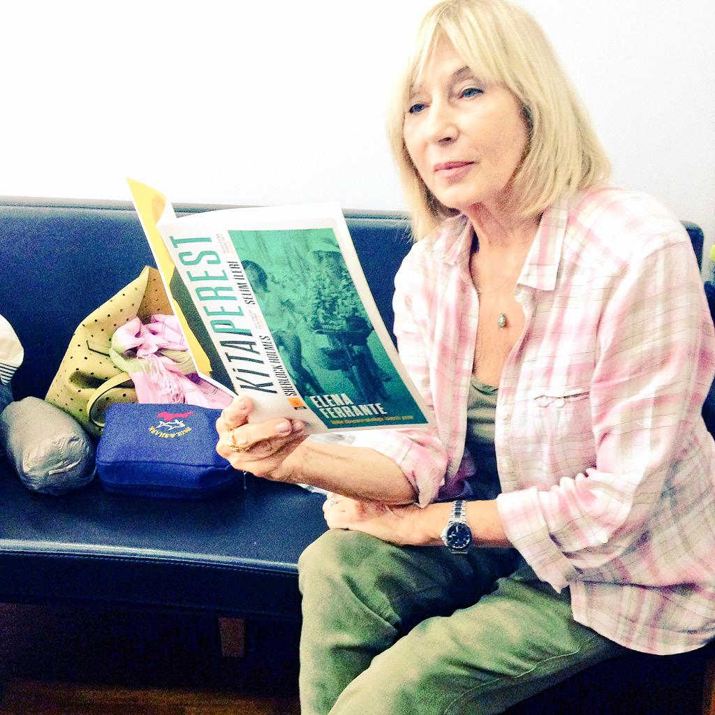 EverestKitap's tweet photo. Ayşe Kulin de Kitapperest okuyor... @benaysekulin #kitapperest http://t.co/HTSyw3uZoh