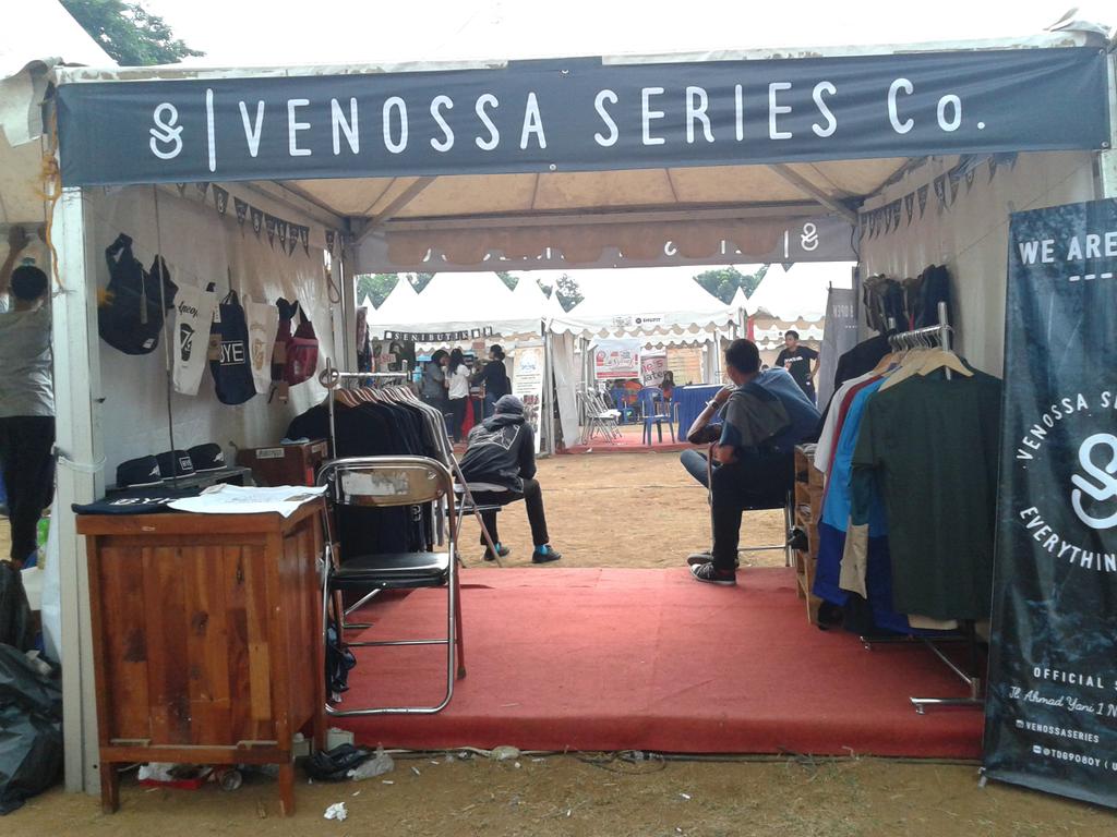 infobogor's tweet photo. Di @BOOMfestbogor juga ada @venossaseries nih.. Disana ada totebag,topi,t-shirt luculucu loh #boomfest2015 http://t.co/nCl0z1eQR0