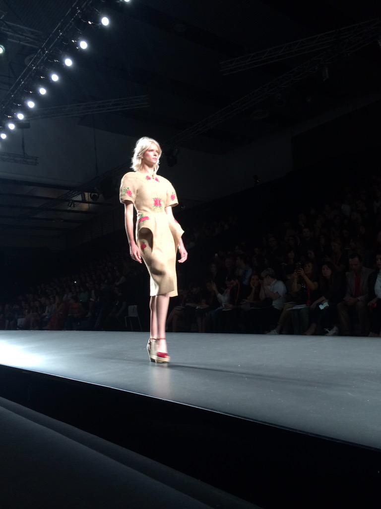 RubenBejarano's tweet photo. Vestidos con bordados en flores que son WOW @leandrocanoluqu http://t.co/DzKRvblFVq