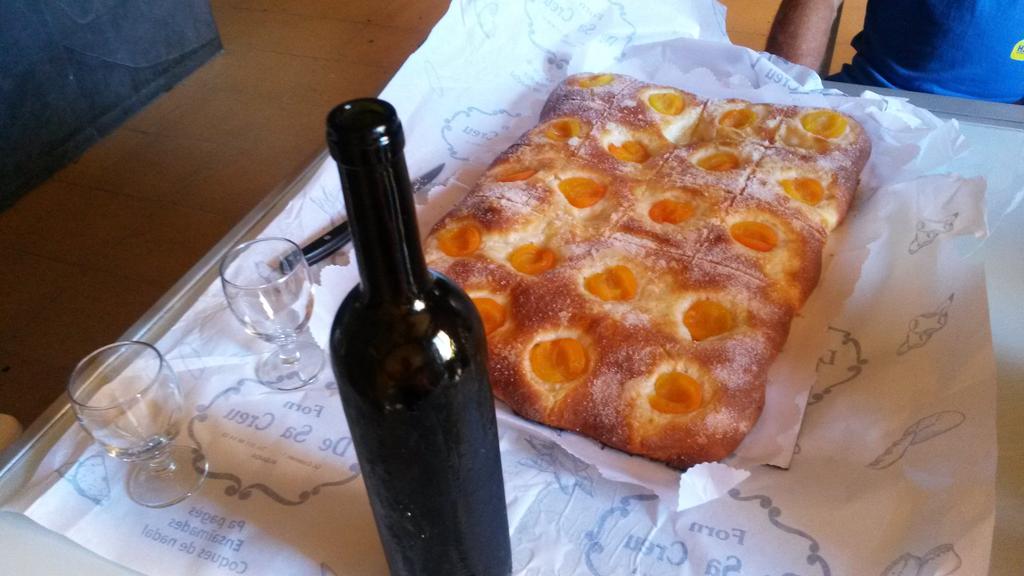 Diumenge premsant prensal i fent un bon berenar de coca albercocs #verema2015