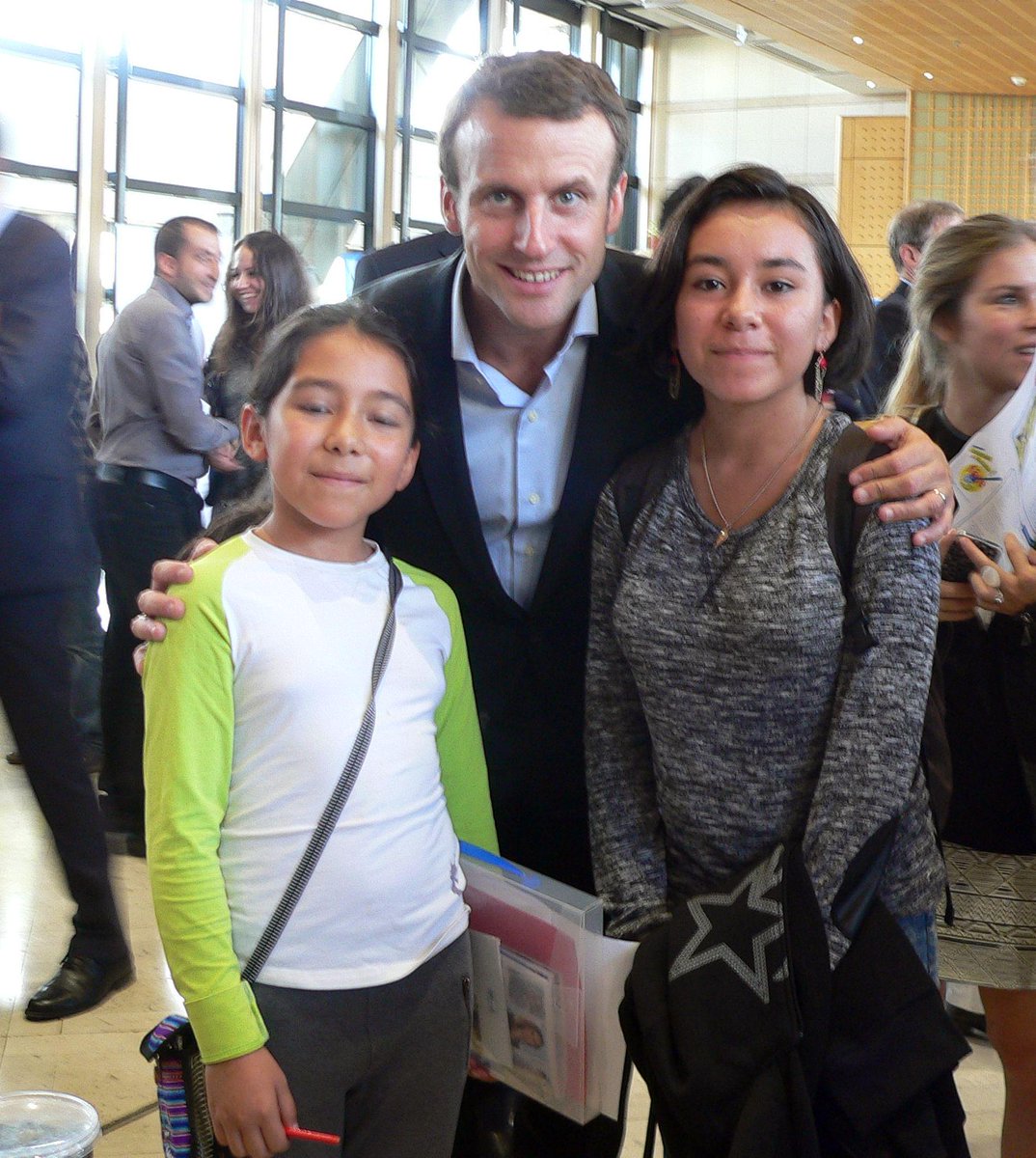 pascalbuffard's tweet image. #macron #JourneesduPatrimoine Mes filles avec le ministre des finances...déjà le relationnel :)  #buffard