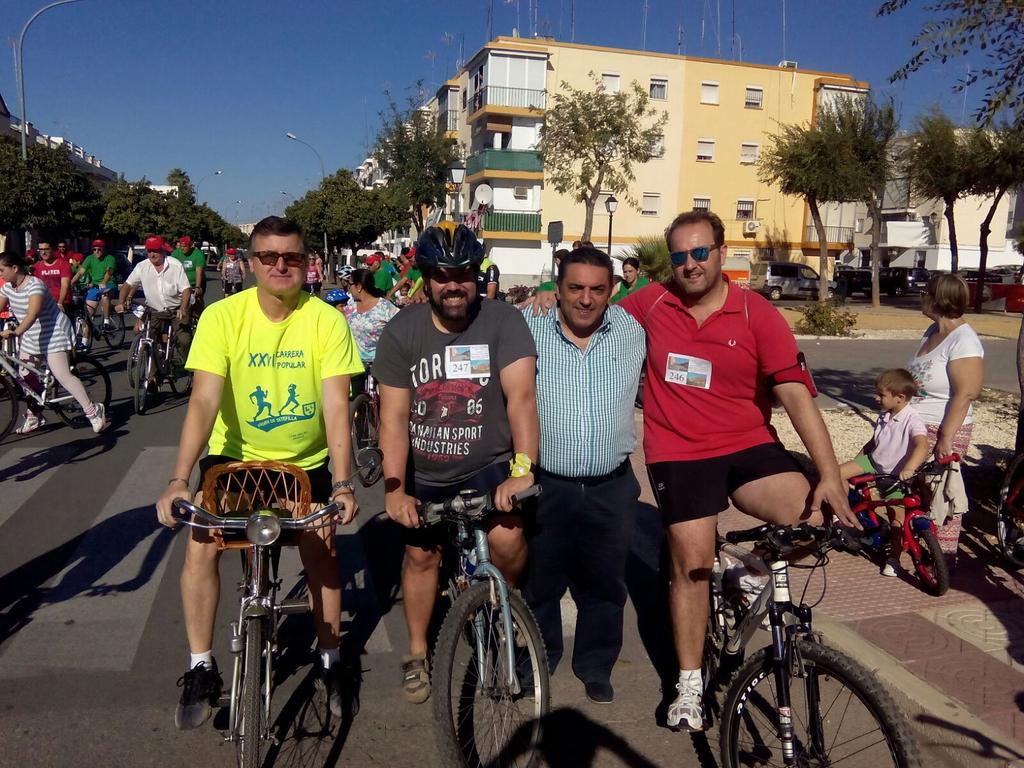 aytoloradelrio's tweet photo. El alcalde @antonioenamorao y ediles de la Corporación participan hoy en el VI Paseo en Bicicleta 'Por la Movilidad' http://t.co/fVd39uYozz