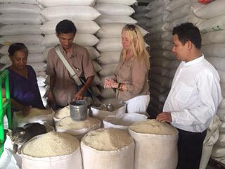 travelwithus's tweet photo. Our MD buying rice to distribute - we decided to give this to cut off areas as refugee camps already have food http://t.co/UpGplTi9Cy