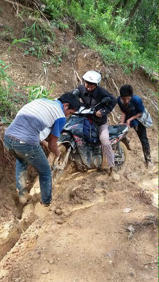 travelwithus's tweet photo. The start of our motorcycle rice distribution at the base of Napon village/Chin state #HelpMyanmar http://t.co/145ErGbcVl