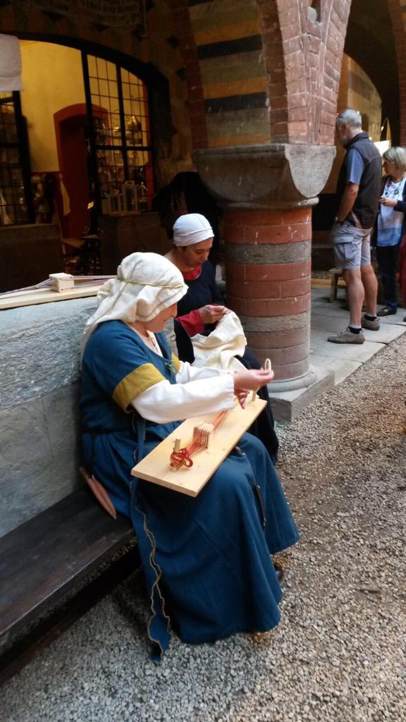 FondToMusei's tweet photo. 100 figuranti, spettacoli, sorprese oggi alla Fiera di Fine Estate @borgomedievalet http://t.co/oyErCrN8FK http://t.co/RqbkRZWdlE