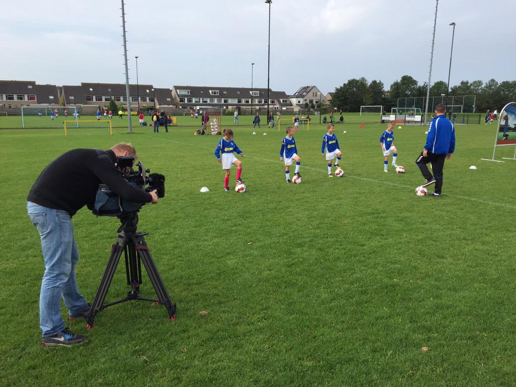GroenveldM's tweet photo. @GroenveldM: #chocoladebeen the making off! @ksvvoetbal trots op team http://t.co/vcrI4P1Jw0