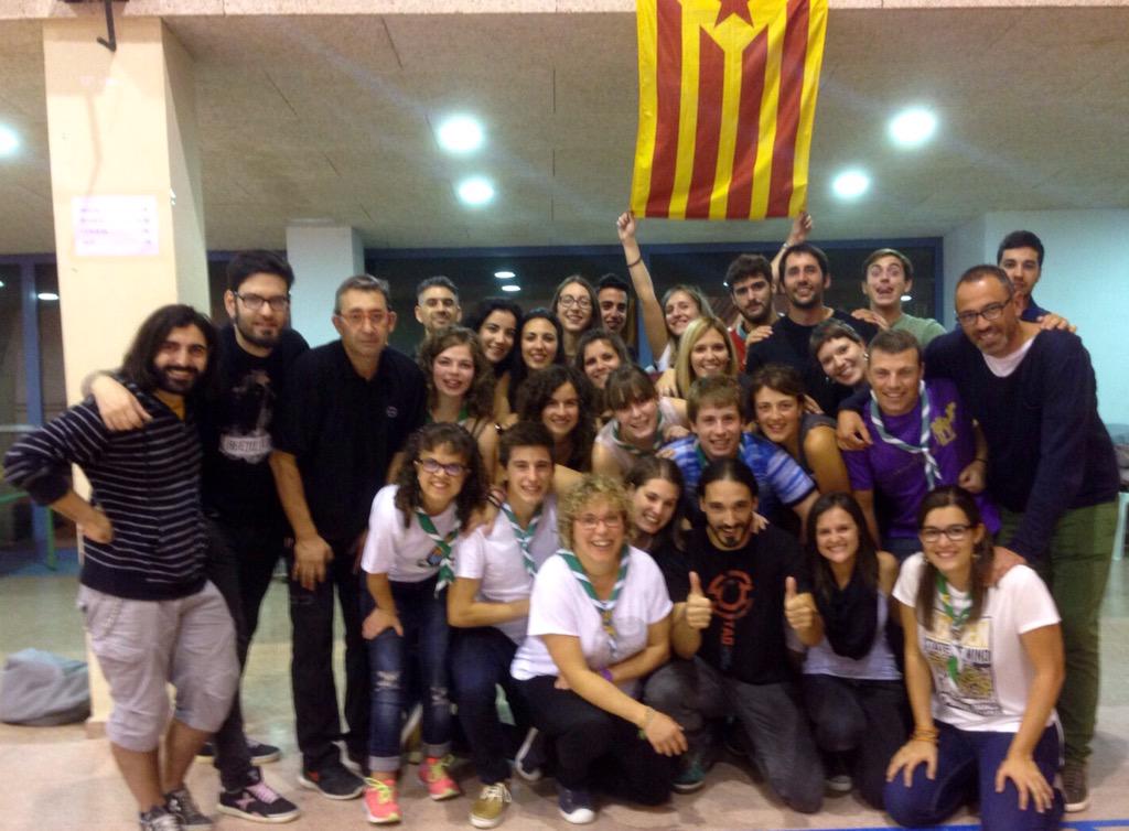 colborreda's tweet photo. Ahir vam acabar un gran dia amb els Old Star! Avui, a les 13.30h seguim amb el dinar al Pavelló! #enfem40 http://t.co/6TQ2IdjDsI