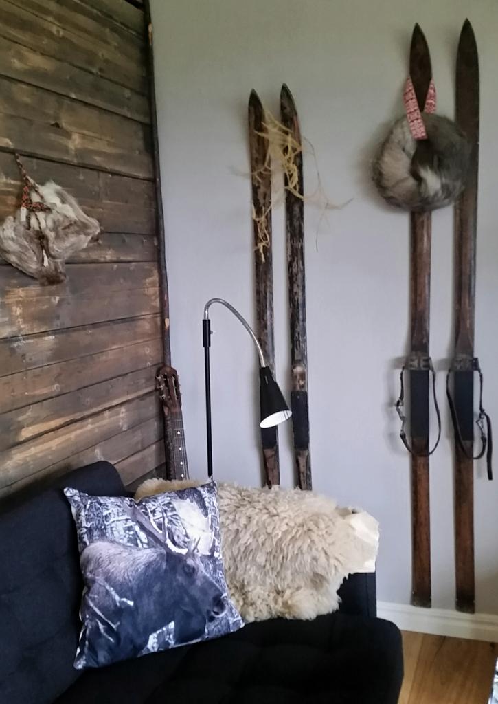 Som pricken över i så blev det en kudde från <a href="/vemdalen/">vemdalen design</a> igår. Tack <a href="/Frufredin/">fru fredin</a> för toppen service! #härjedalen #herrö