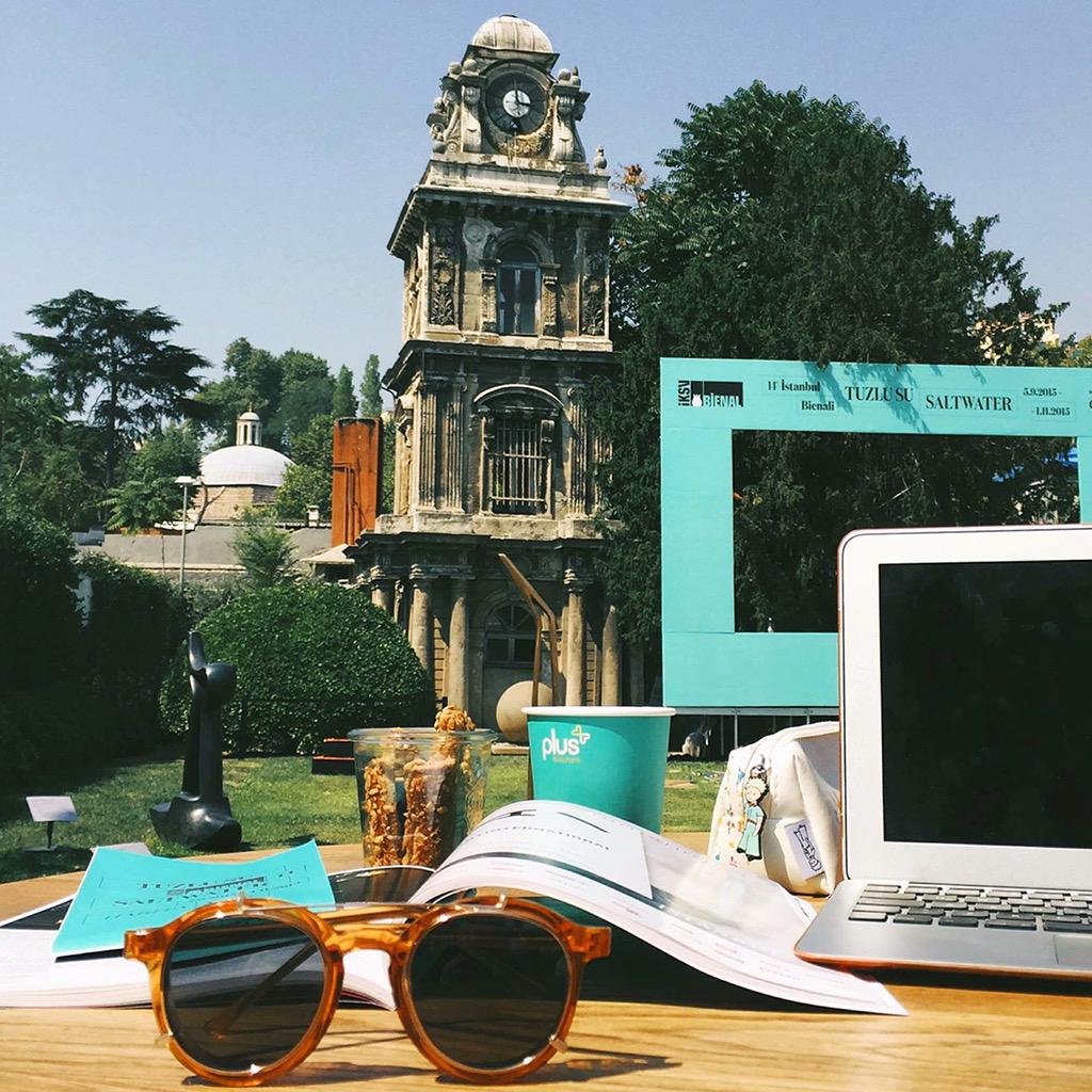 Bahçesinde oturup, buz gibi lattesini içtiğimiz cafe sizce İstanbul'un hangi semtinde? 🌞🌳☕️#İstanbulModernCafeByPlus