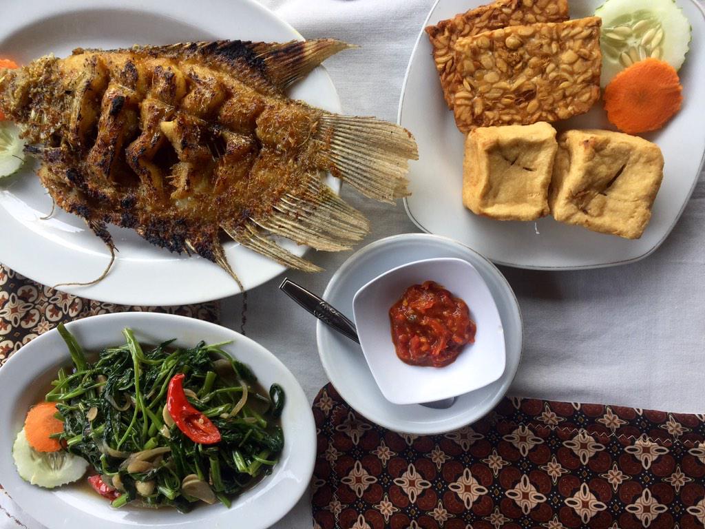 SuchetaRawal's tweet image. On to Javanese cuisine...grilled whole fish, sambal, fried tofu & tempeh, stir fried water spinach, rice #visitJava