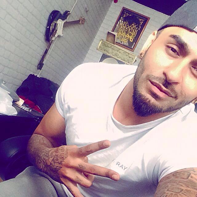 KamalianGirl's tweet photo. #kamal_raja😘 #bad_boy😎 #hotiee🙈 #kingOfMyHeart💘 #loveYa💋 #kamalian4ever😍✌️
#challiJAa #awesomeSong👌 @Kamal_Raja😘😘😘 http://t.co/nKykppHwCh
