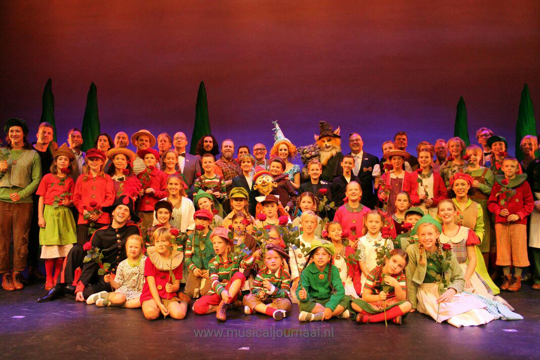 musicaljournaal's tweet image. Een terecht trotse cast na afloop van de première van #Pinokkio in het @Efteling theater.