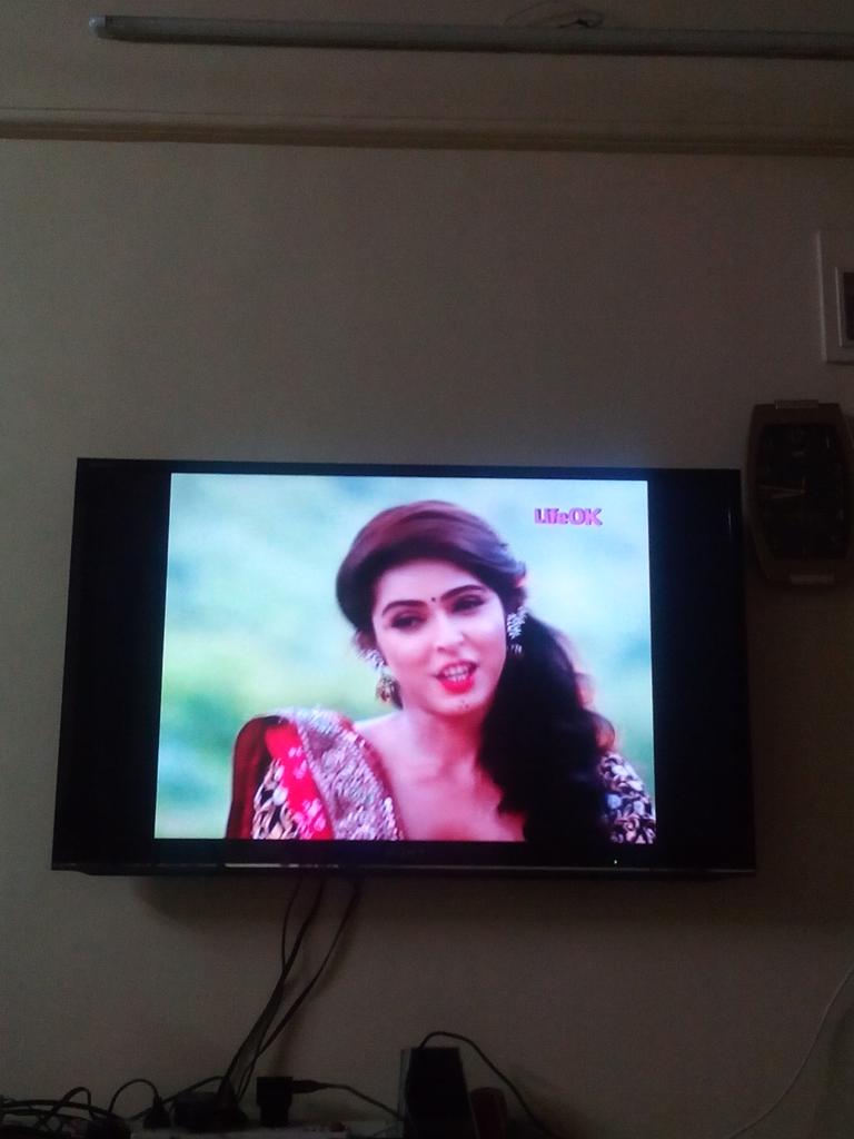 pantmountaineer's tweet photo. #Dafaa 420 ** Aaj bahut hee manoranjak thaa @Madhurimmatuli  @LifeOKTV http://t.co/hj59qPv7jK