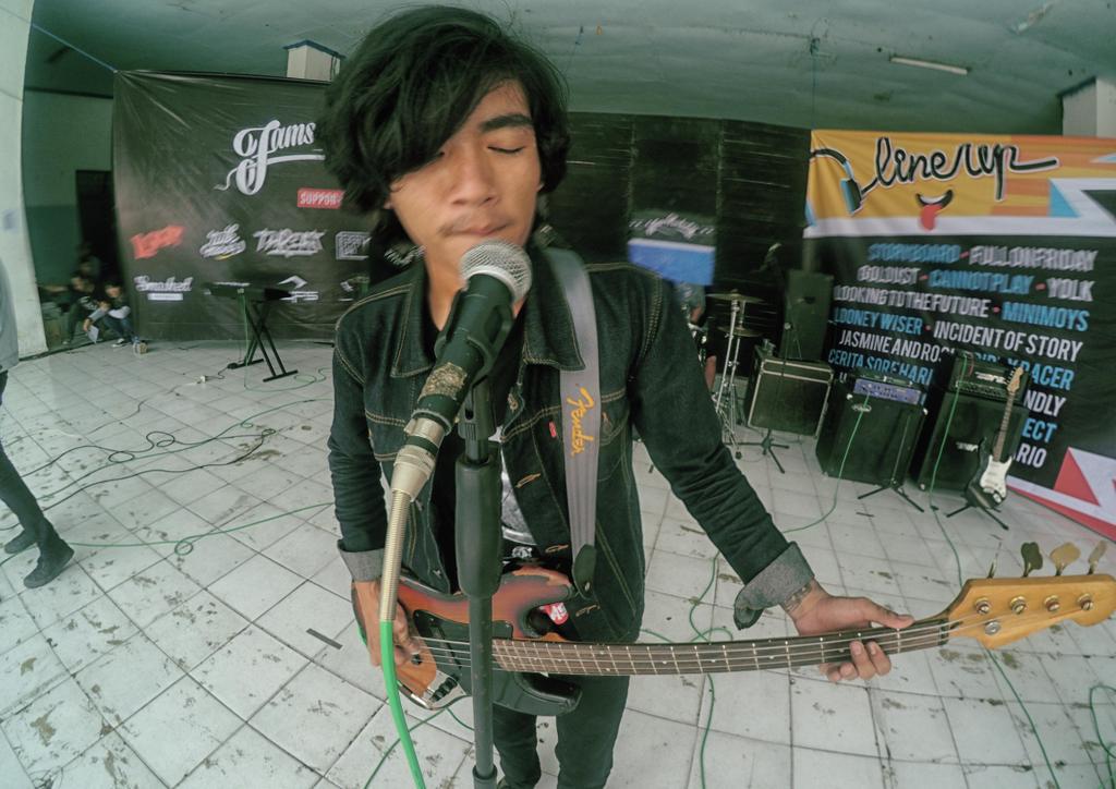 Doni on the stage at "Sound Question" today..