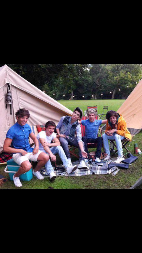 zarenlik's tweet photo. En este fandom pestañeas y.. #3YearsSinceLWWY  #EMABiggestFans1D http://t.co/eB9JVjlmx0