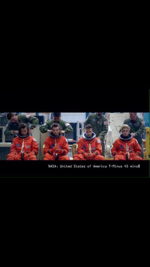 zarenlik's tweet photo. En este fandom pestañeas y.. #3YearsSinceLWWY  #EMABiggestFans1D http://t.co/eB9JVjlmx0