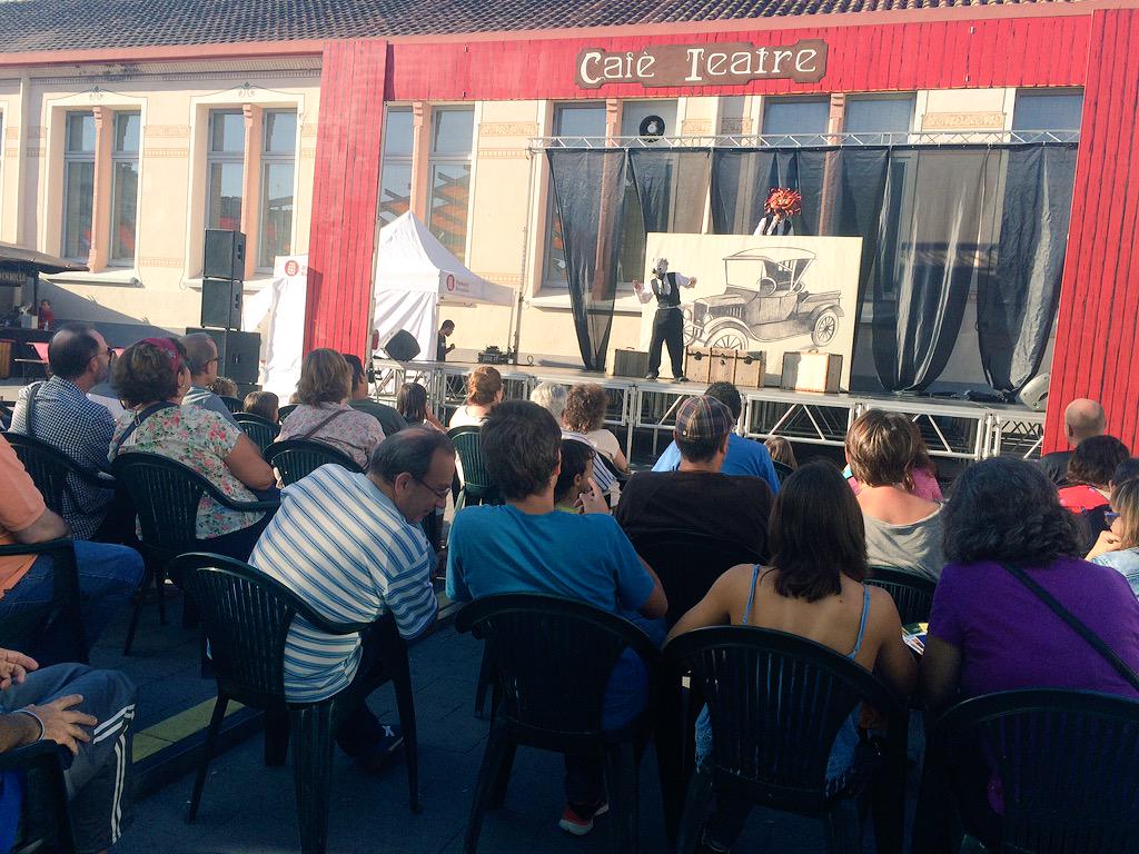 Passant una bona estona amb <a href="/argotteatre/">Argot Teatre</a> i el seu espectacle #Ambulants! #FiraModernista15 #CanetDeMar #Maresme