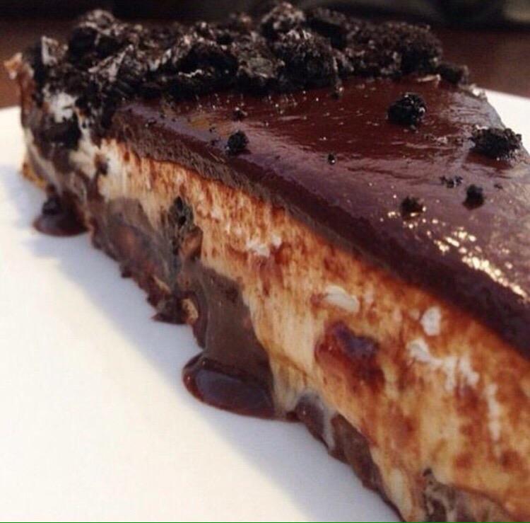 For #Chocolate lovers only ⚠️🍫 #Oreotella #Cheesecake 😍 #Oreo ➕ #Nutella 💜 #CCCeibos  #SamboCCLasTerrazas