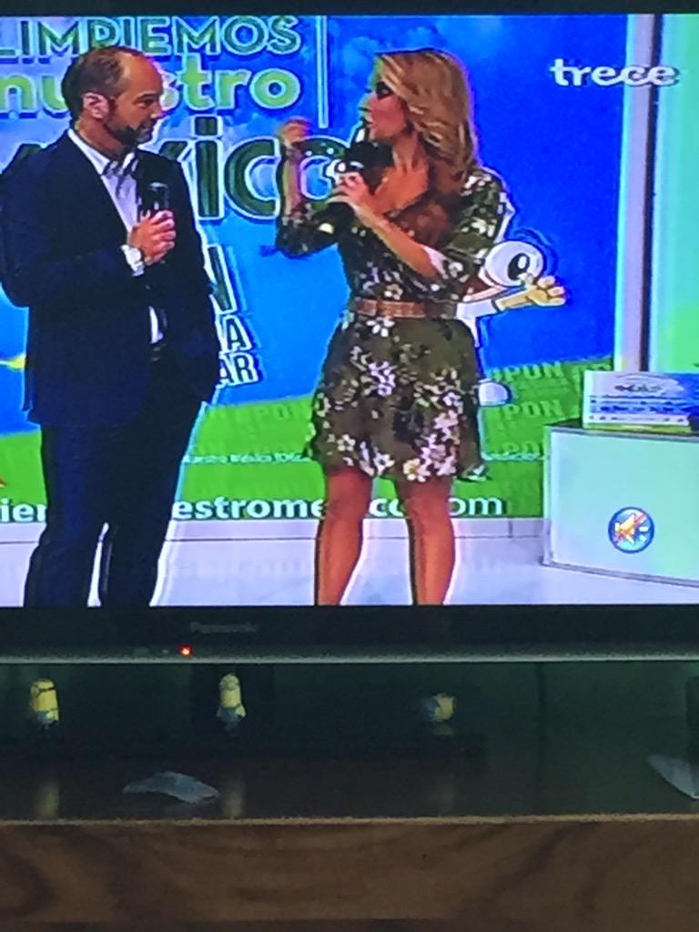 itsdianamgar_'s tweet image. Yo tengo en Mute 🌚 la Tele 😂😂🌚me aburro con esos programas 
#CD9EnAztecaLNM