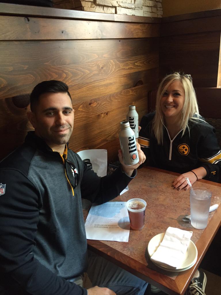 King_Of_Hartz's tweet photo. #ItsMillerTime at @rivertownebeer with @M2Third @MillerLite #pittsburghentry http://t.co/XdySTyhjcy