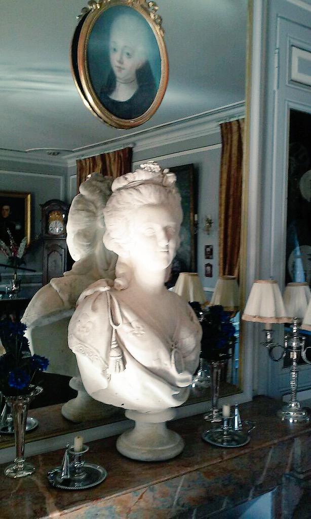 LaMontchev's tweet photo. La Reine vous attend pour la 2e journée des #JEP2015 à #lamontchevalleraie http://t.co/s7teRPCDna @JEP #Jaimelanjou http://t.co/KYOyOHX2OQ
