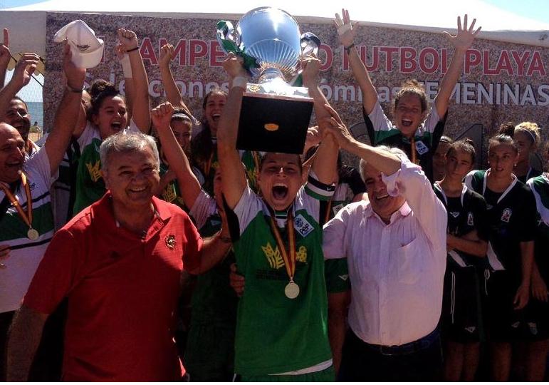 COPEDBVVA's tweet photo. Vaya, vaya ¡aquí no hay playa! Pero no importa..
La selección Extremeña de Fútbol Playa Femenino
¡CAMPEONA DE ESPAÑA! http://t.co/SC25QZ4w5N