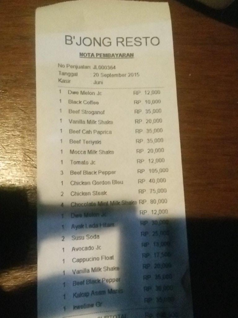 cafe yg paling no recomended pesen makan sejam setengah sampe d batalin.