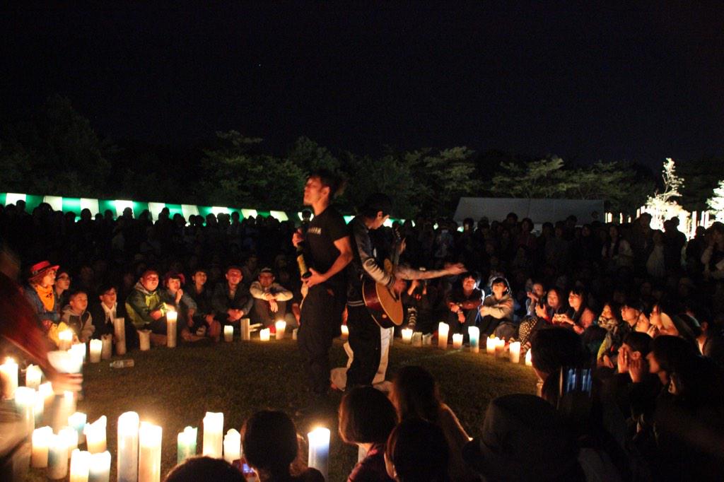 GAMAROCKFES's tweet photo. 震災やガマロックへの想いを込めて。Candle JUNE、そしてフィナーレのスペシャルセッション。
今年もまた、新たに明かりが灯りました。
#GAMAROCK http://t.co/HK2C9Ww8Lm