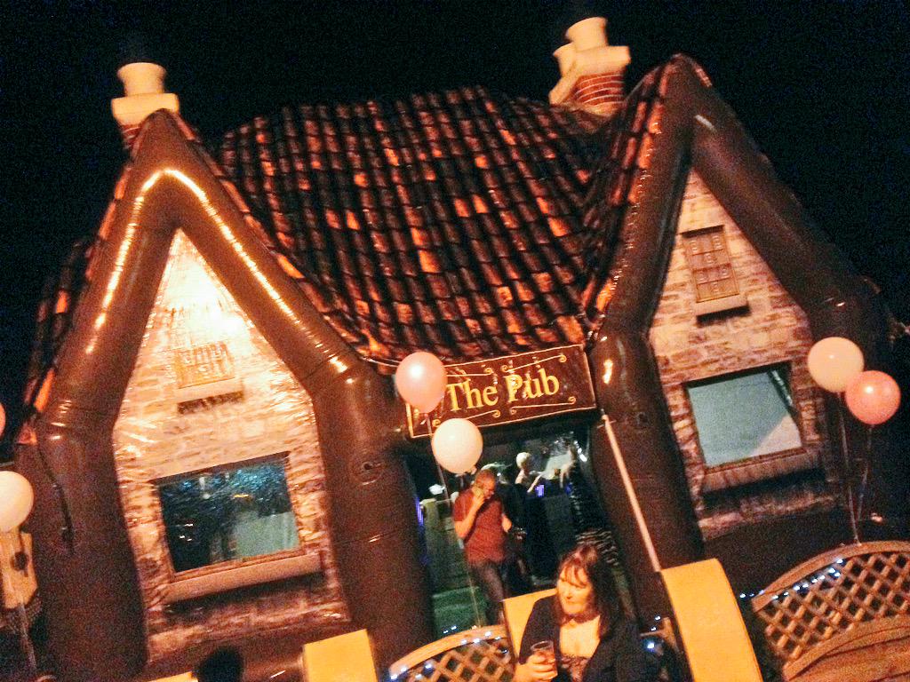 sumlau08's tweet photo. What more could you want then your own pub in your back garden... @innflatablepub #party #hire #IPC #pub #inflatable http://t.co/fYVZaXq2X1