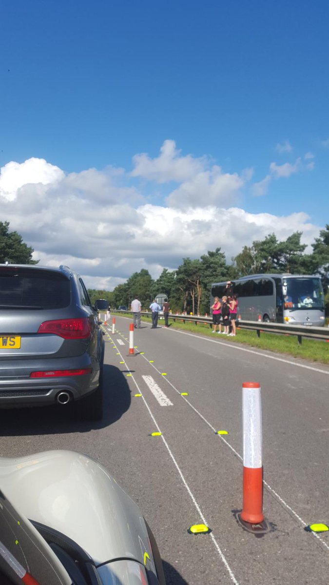 SimonGar01's tweet photo. #A338: folks keeping boredom at bay by having a good old natter in what is usually the fast lane. When will it end?? http://t.co/gKAW39YWl9