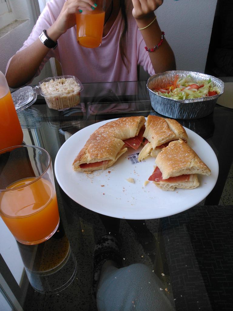 AlbaSnchez7's tweet photo. Almorzando con vistas a la Alhambra con @Mariachilipepp y @BelenSanchez97 http://t.co/hI0TOmMGUA