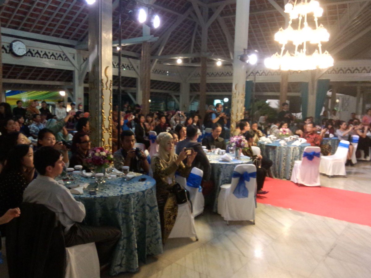KEMENPORA_RI's tweet photo. Minggu malam para peserta @FEALACYouth Conference di jamu makan malam bersama wali kota bandung, @ridwankamil http://t.co/ZLVILpmOr0