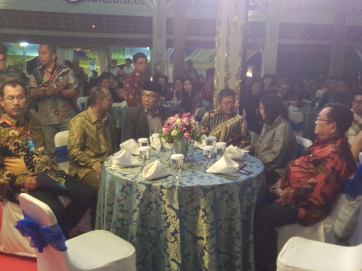 KEMENPORA_RI's tweet photo. Minggu malam para peserta @FEALACYouth Conference di jamu makan malam bersama wali kota bandung, @ridwankamil http://t.co/ZLVILpmOr0