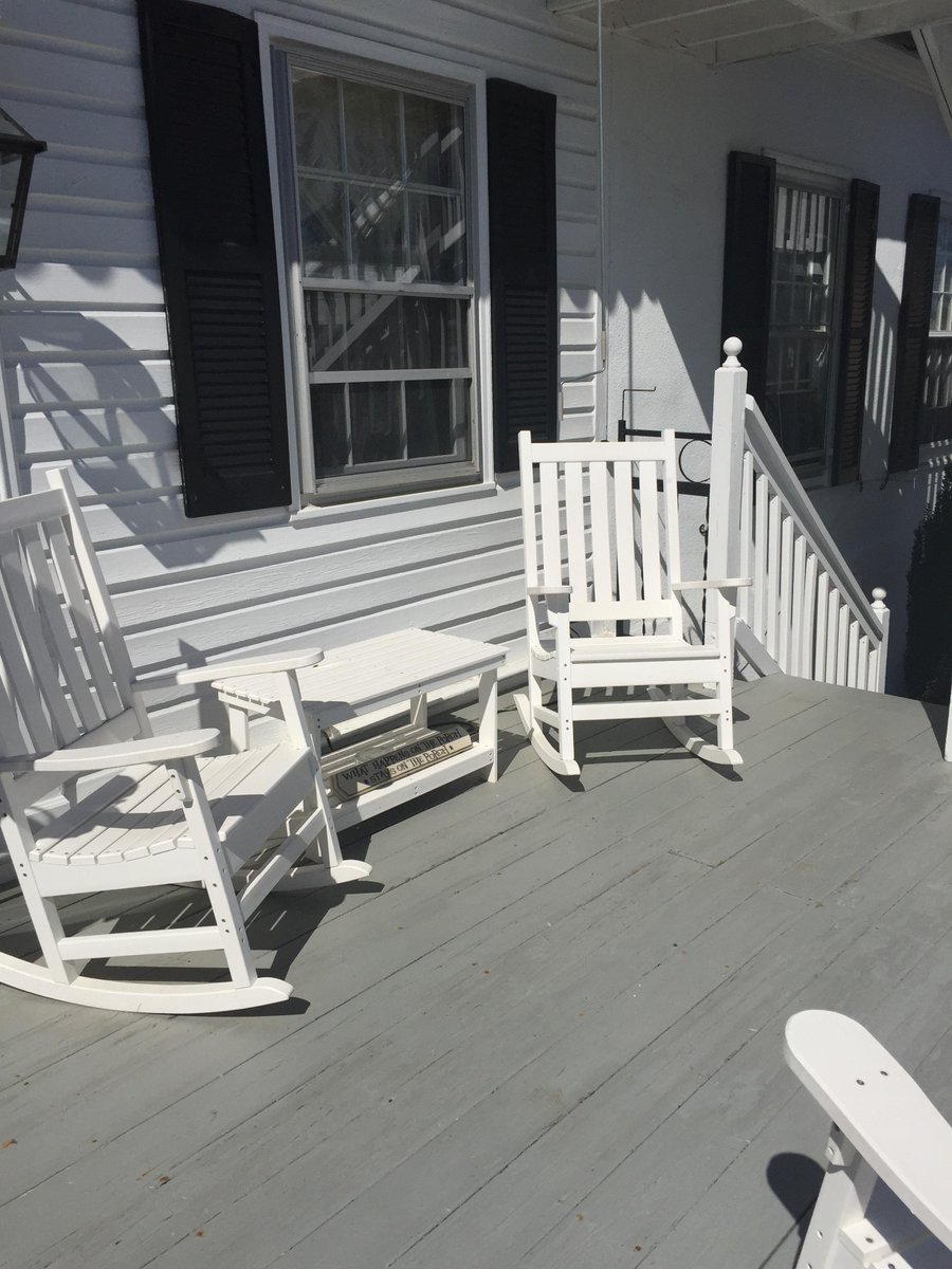 MburgCountryInn's tweet photo. It is perfect Porch Weather at Middleburg Country Inn, and remember what happens on the porch, stays on the porch! http://t.co/2AljC6rNyy