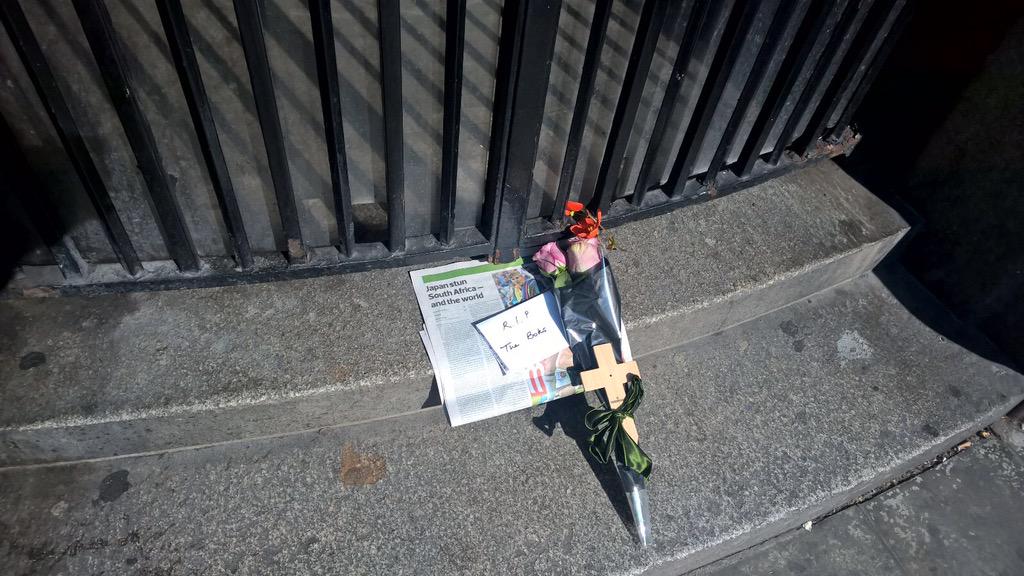ChrisRawlinson's tweet photo. This was laid outside South Africa House in Trafalgar Square, London today. Brilliant. via Michael Power #rwc2015 http://t.co/4dZtCy6nuO