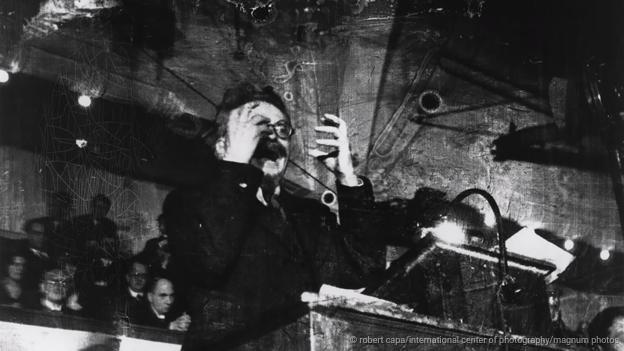 CappaRobert's tweet photo. León Trotski dando una charla en Copenhaguen: "El significado de la revolución rusa". http://t.co/fWKm8fyehT