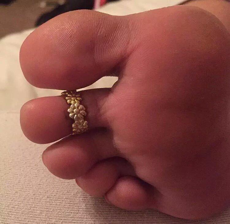 AshleighVII's tweet photo. Tribute 💸 to worship my 👣
#findom
Looking for 💰🐷
@RTpig @RTPayPig @RT_Slave http://t.co/ogrPXYiC69
