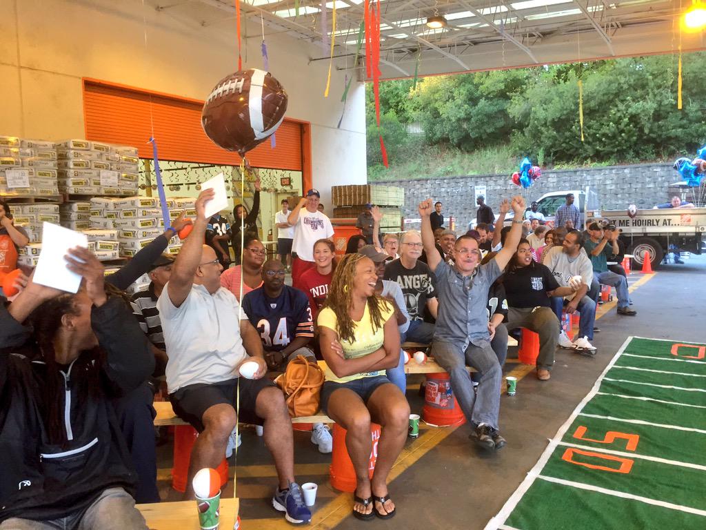 jesikatoney's tweet photo. Team 2 winning the #FootBallFeud #3608
#D31SuccessW/Simplicity @TaraTuckerTHD http://t.co/s4kAu8GRXB