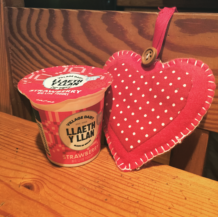LlaethyLlan's tweet photo. Match snack at the ready... 🏈 What's your #matchsnack? #ComeOnCymru #CymruAmByth #RWC2015 #IAMWALES http://t.co/0PZdIhbxc5
