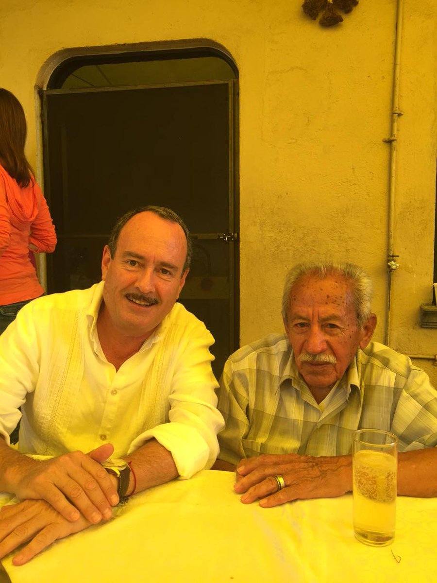 jorgemesseguer's tweet photo. En Atlatlahucan con Dn Rafael Sánchez haciendo un homenaje al #maíz tradicional a través de distintos platillos http://t.co/Xei7i9UKKG