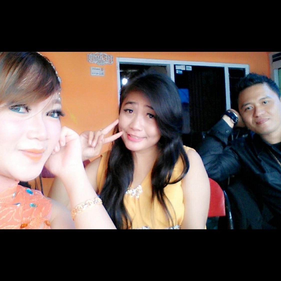 mutiaramitha90's tweet photo. Late post.. job singing wedding dyah and dadang
19-09-2015
*abaikan pipi saya😂😂😂* http://t.co/yWdtj1Q29o