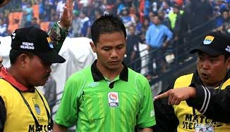 RETWEET jika kamu benci dengan wasit Iwan Sukoco