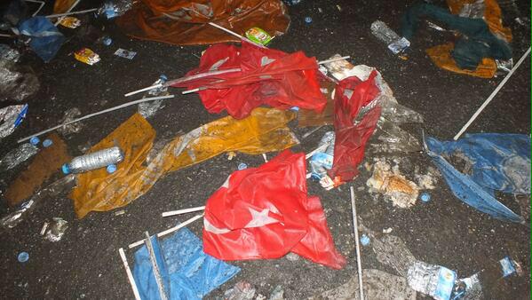 denizvemarti1's tweet photo. Mitingden sonra TÜRK bayrağını yine çöpe atmayın olurmu AKP'liler !

#TerörBahaneMitingŞahane
#TeröreKarşıTekSes http://t.co/5buuVBw7k2