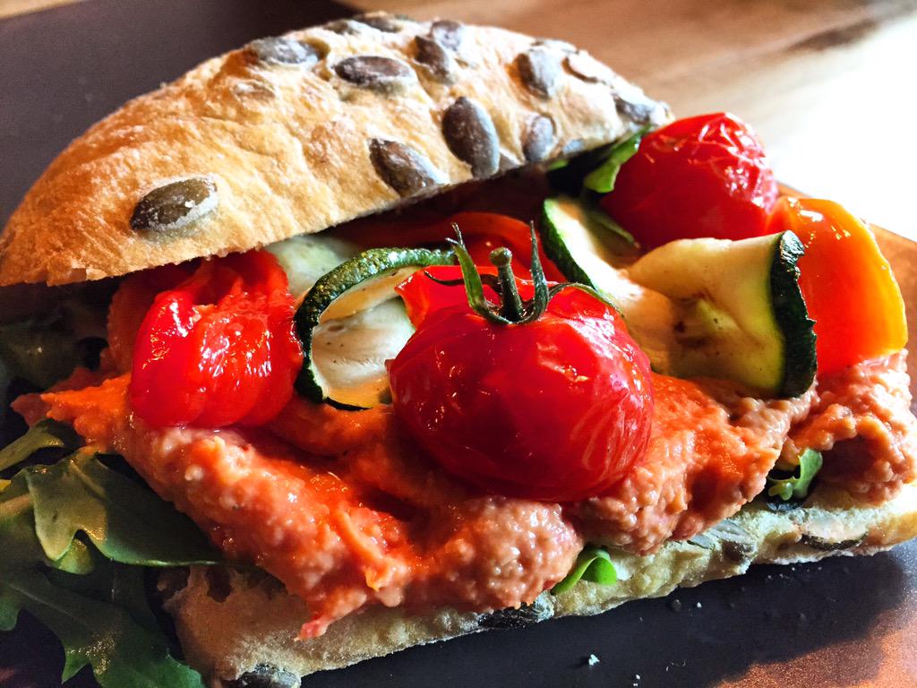 Nieuwe topper van onze lunchkaart!! Pompoenpitbroodje met hummus en gegrilde groenten #goodfood #tip