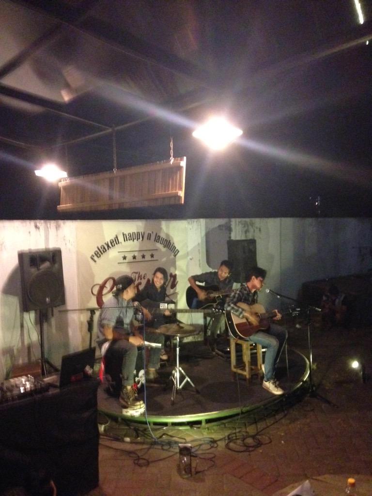 mahasiswajatim's tweet photo. Second Performance from The Arcadia | The Casper Indie Music #TheCasper http://t.co/ayTpi1uktZ
