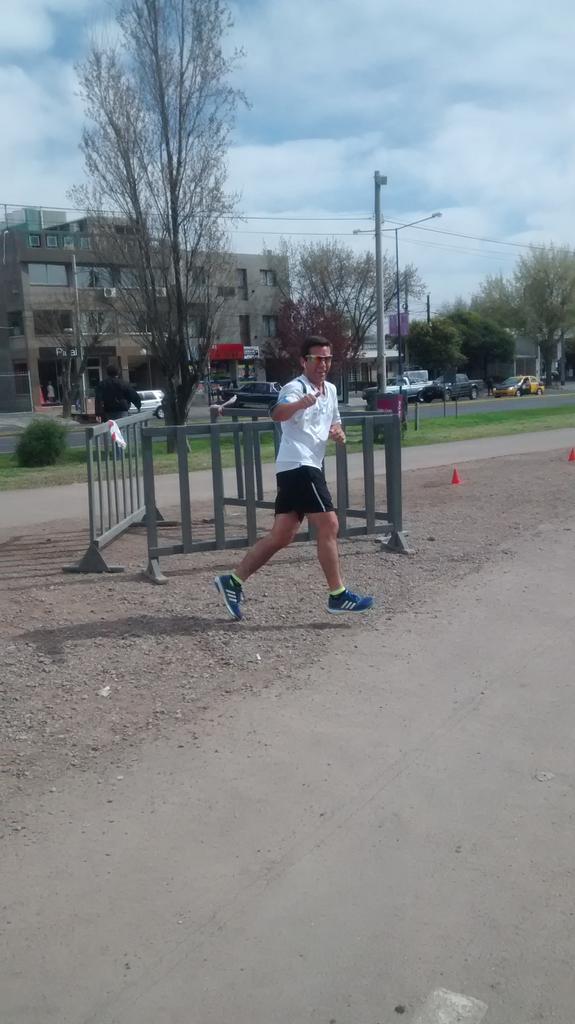 DanielaChifla's tweet photo. El @petilombardi en la Maratón Solidaria #CorroXVos de #GodoyCruz http://t.co/urFfsiAKjm