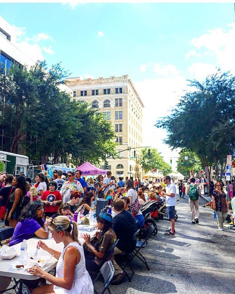 raleighwhatsup's tweet image. The city that eats together... #sparkconx #Sparkcon #downtownraleigh #artspark #foodtrucks… ift.tt/1V2XCCg