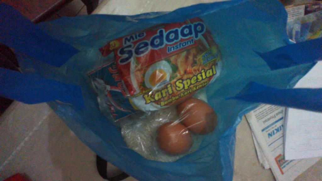 _panper's tweet photo. Beras, gula, teh, telur, dan mie. Rejeki anak soleh. http://t.co/wtxwGGPOEq