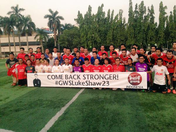 DickyBdysh's tweet photo. From United Army indonesia ( Manchester United fans club ) pray for @LukeShaw23 . get well soon brada! #prayforshaw http://t.co/rKek3pgZCG