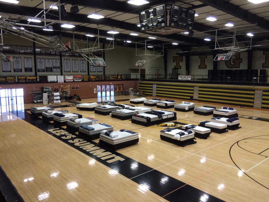 cfskansascity's tweet photo. @LSBands Mattress Sale today @LeesSummitHigh - 10am-5pm. New beds all sizes, made to order with warranties! http://t.co/6vtcqGYjHU